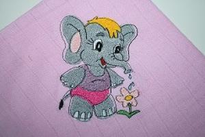 besticktes Nuscheli: Elefant giesst Blume in rosa
