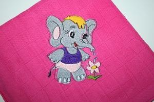 besticktes Nuscheli: Elefant giesst Blume in pink
